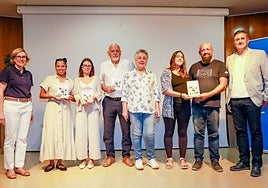 La alcaldesa Rosa Cardona y el concejal Juanlu Cardona junto a los premiados en la Gala del Comercio y la Empresa 2025.