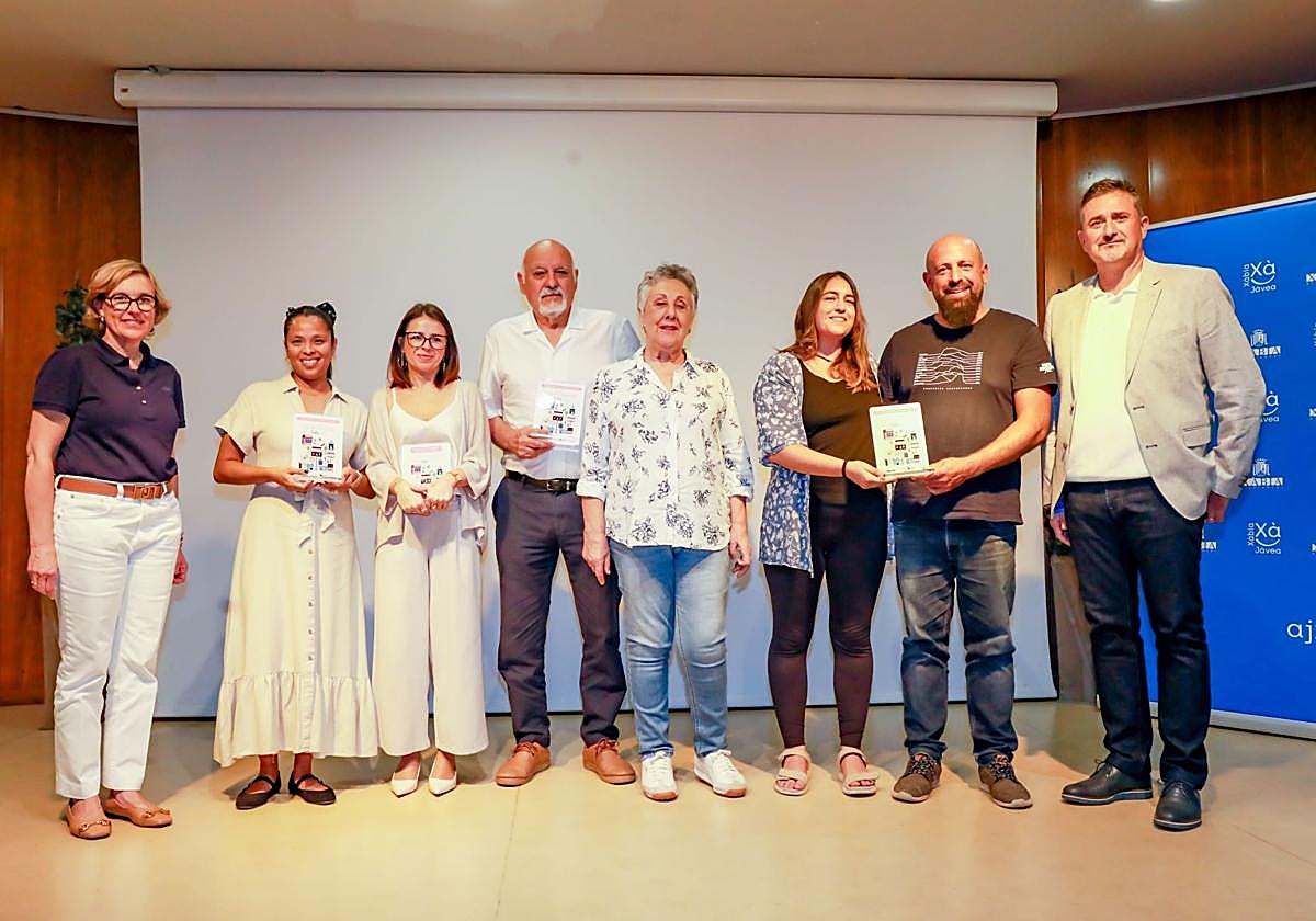 La alcaldesa Rosa Cardona y el concejal Juanlu Cardona junto a los premiados en la Gala del Comercio y la Empresa 2025.
