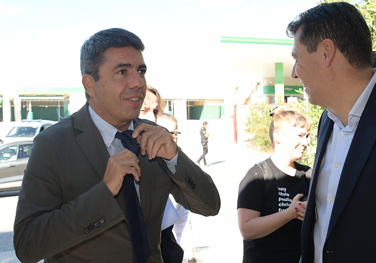 Mazón removes his tie in the presence of César Quintanilla last Friday at the Uepal awards ceremony.