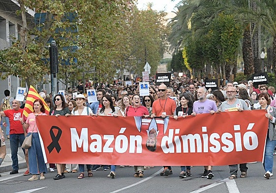 Cabecera de la manifestación contra Mazón, este sábado en Alicante.
