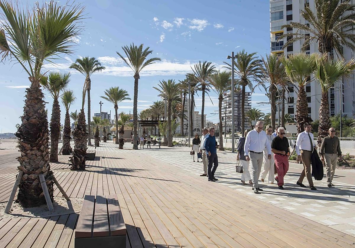 Imagen principal - El nuevo paseo de la Playa de San Juan ya está aquí con más palmeras, sombras y acceso directo a la arena