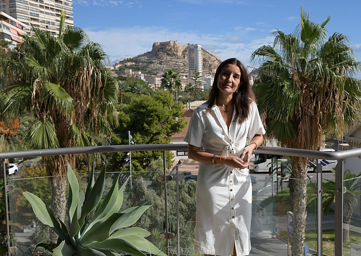 Imagen secundaria 1 - La consellera de Hacienda, durante su visita a TodoAlicante.