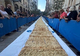 Coca de mollitas gigante en Alicante.