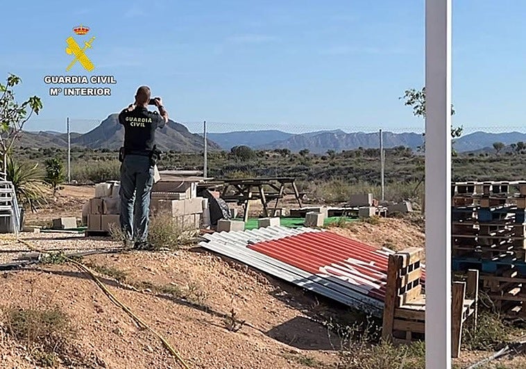 Terreno con las construcciones ilegales.