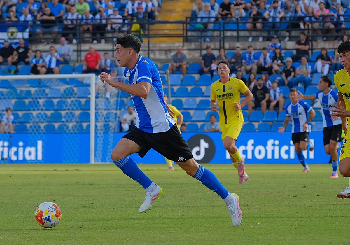 Roger Colomina avanza con el balón controlado ante el Villarreal B.