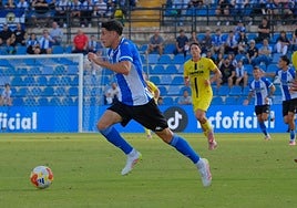 Roger Colomina avanza con el balón controlado ante el Villarreal B.