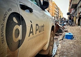 Un coche de À Punt en la zona cero de la dana.
