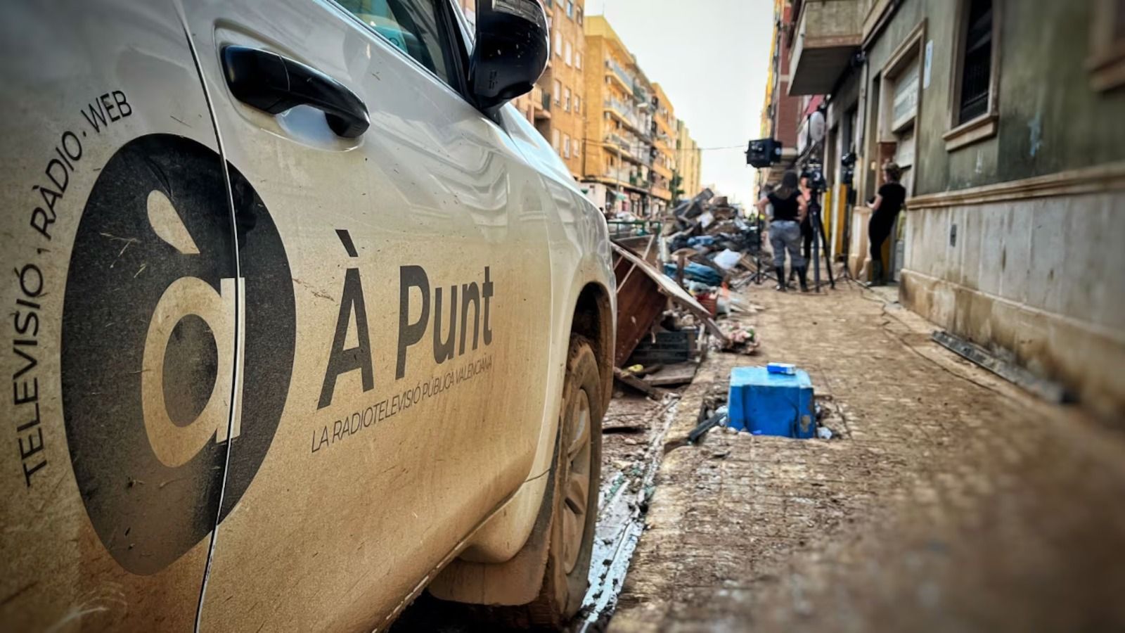 Un coche de À Punt en la zona cero de la dana.
