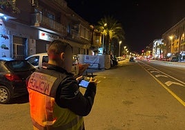 Un agente de la Policía Nacional investiga la aparición del dron en el aeropuerto.
