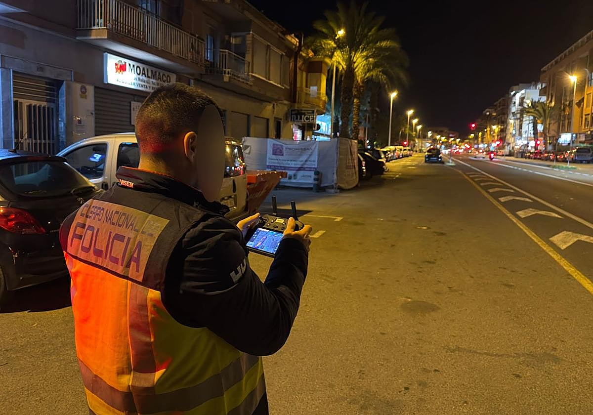 Un agente de la Policía Nacional investiga la aparición del dron en el aeropuerto.