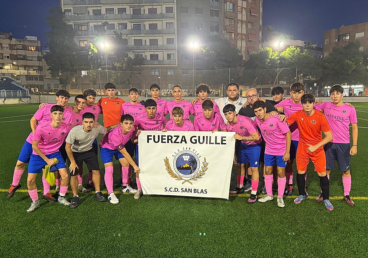 Los compañeros de Guille de la SCD San Blas, durante el homenaje del sábado.