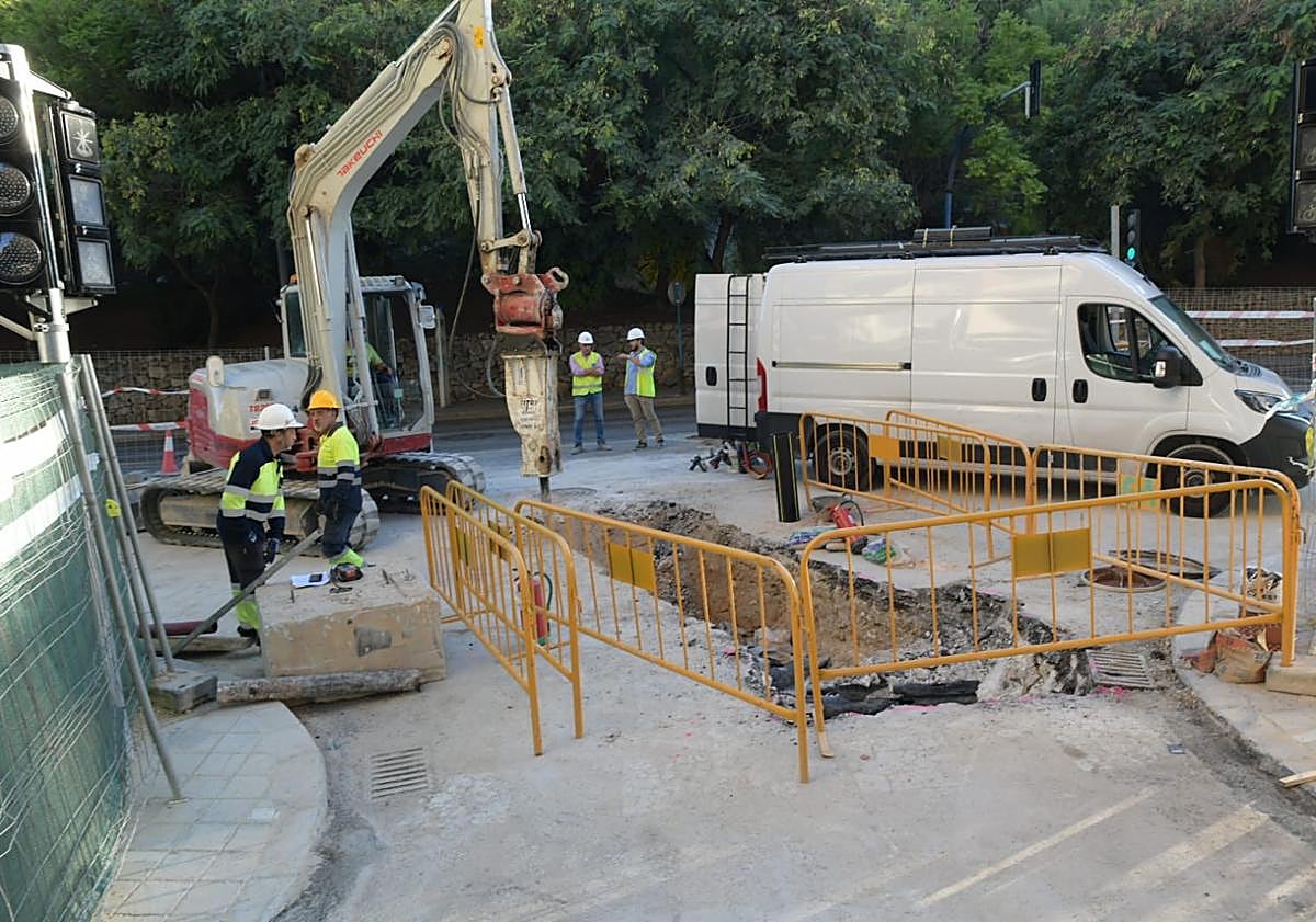 Imagen principal - Trabajos de reparación de la tubería en la ronda del castillo.