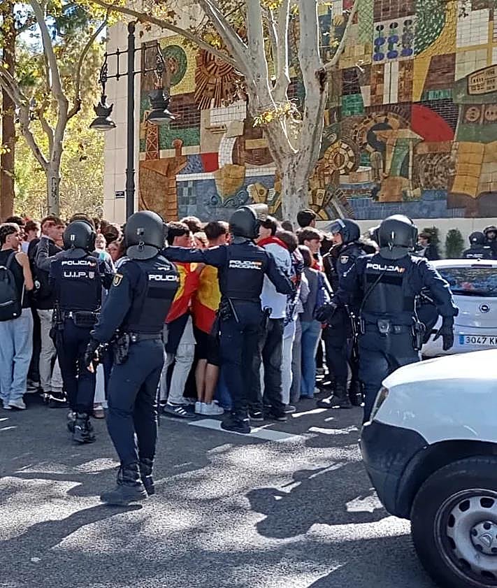Imagen secundaria 2 - La contramanifestación, un instante de la charla al aire libre de Quiles en el jardín de Blasco Ibáñez y agentes de la UIP a punto de despejar la avenida, cortada al tráfico.