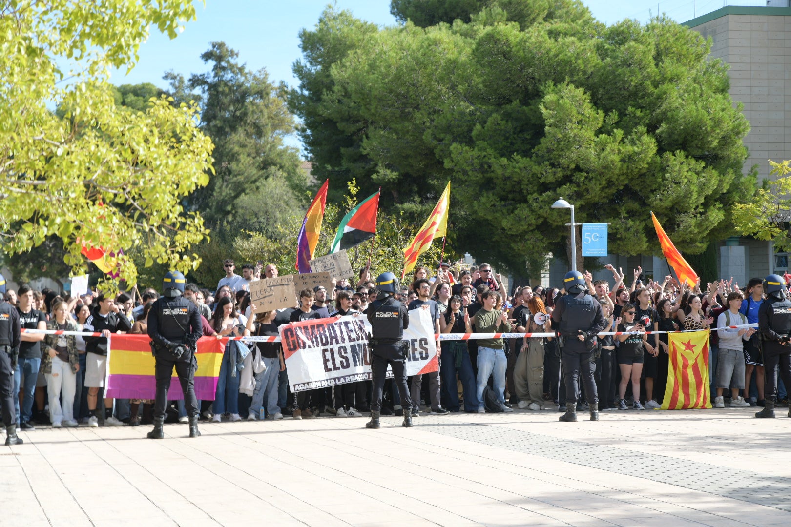 La tensión por la visita de Vito Quiles a la UA, en imágenes