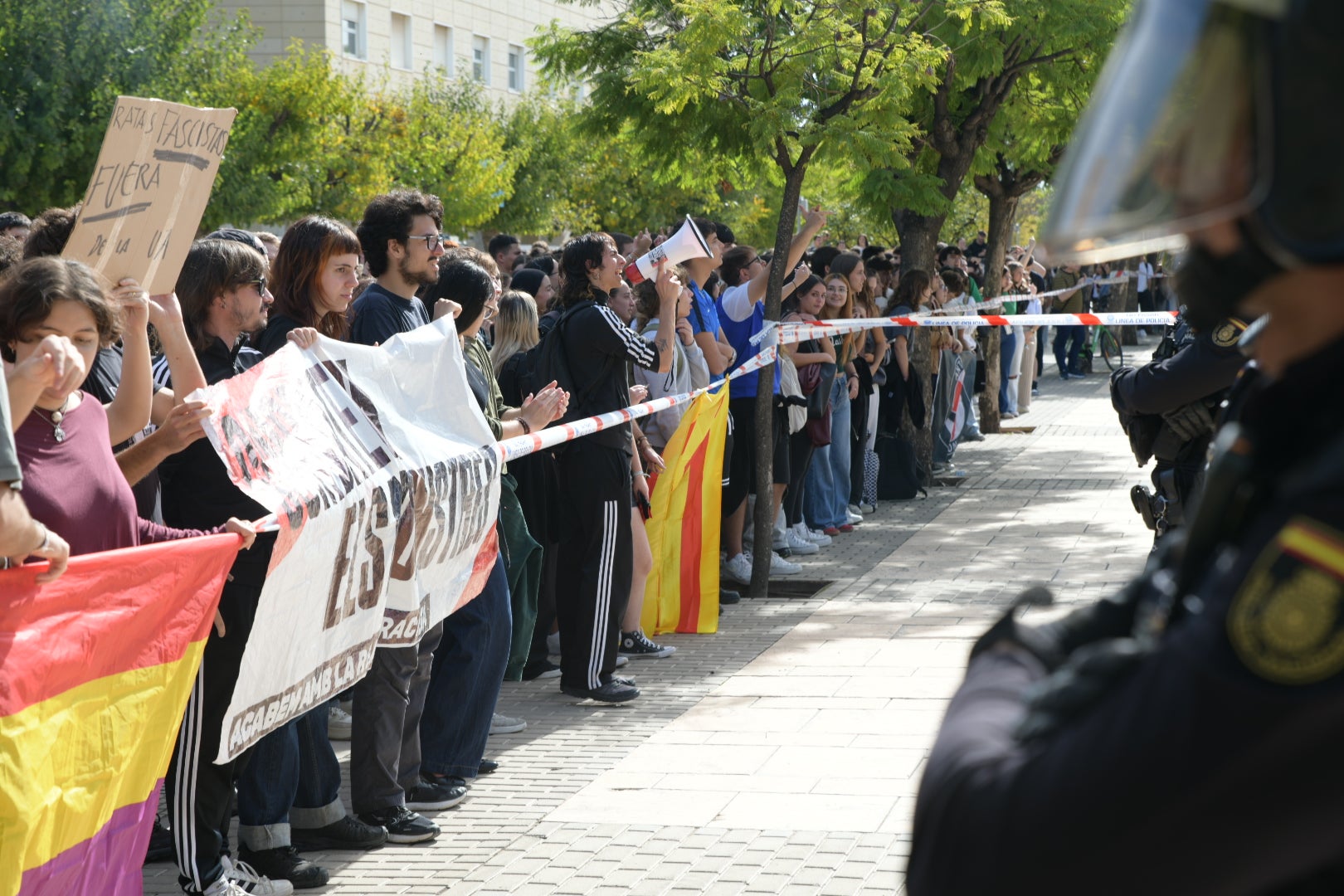 La tensión por la visita de Vito Quiles a la UA, en imágenes