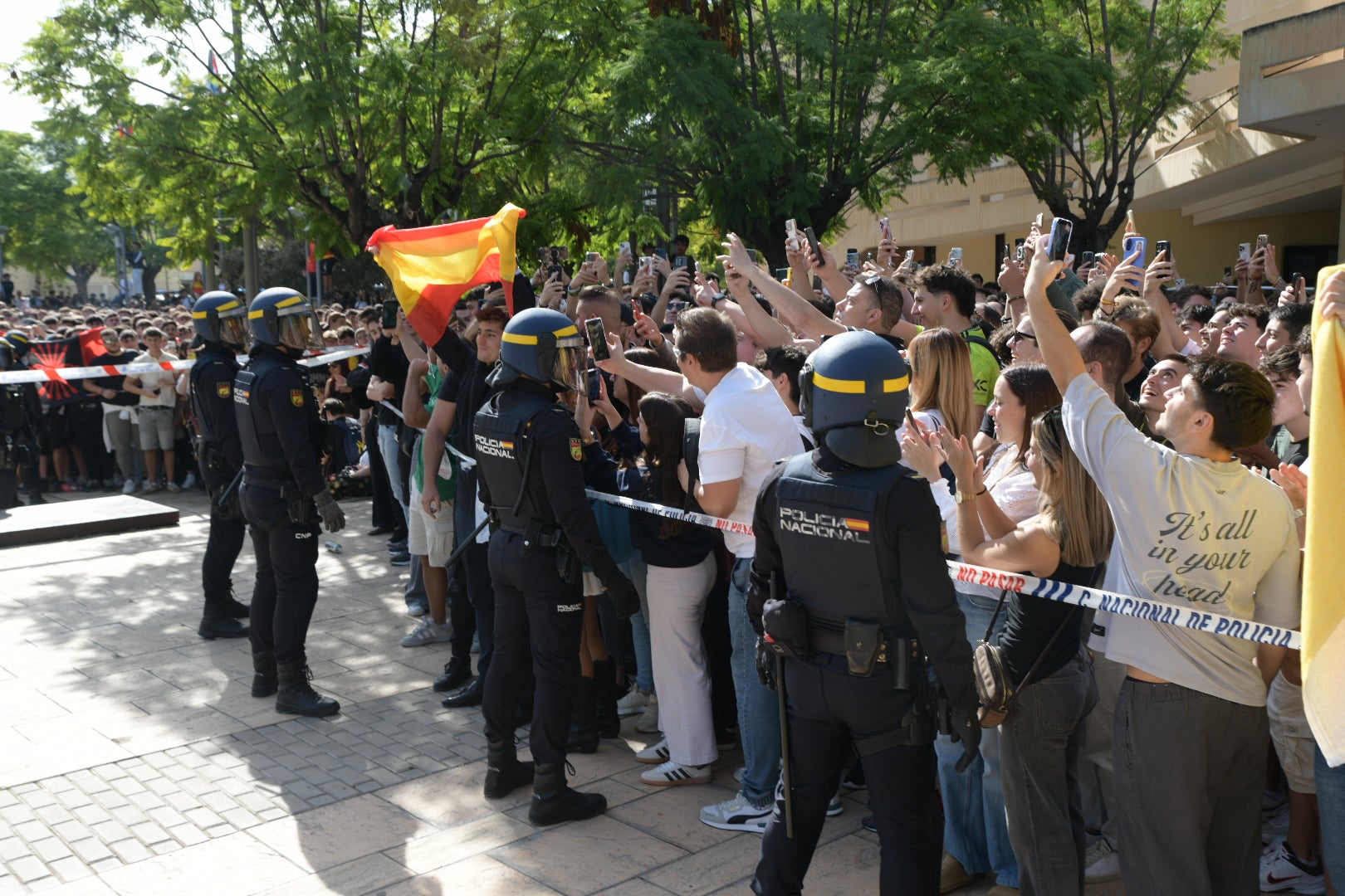 La tensión por la visita de Vito Quiles a la UA, en imágenes