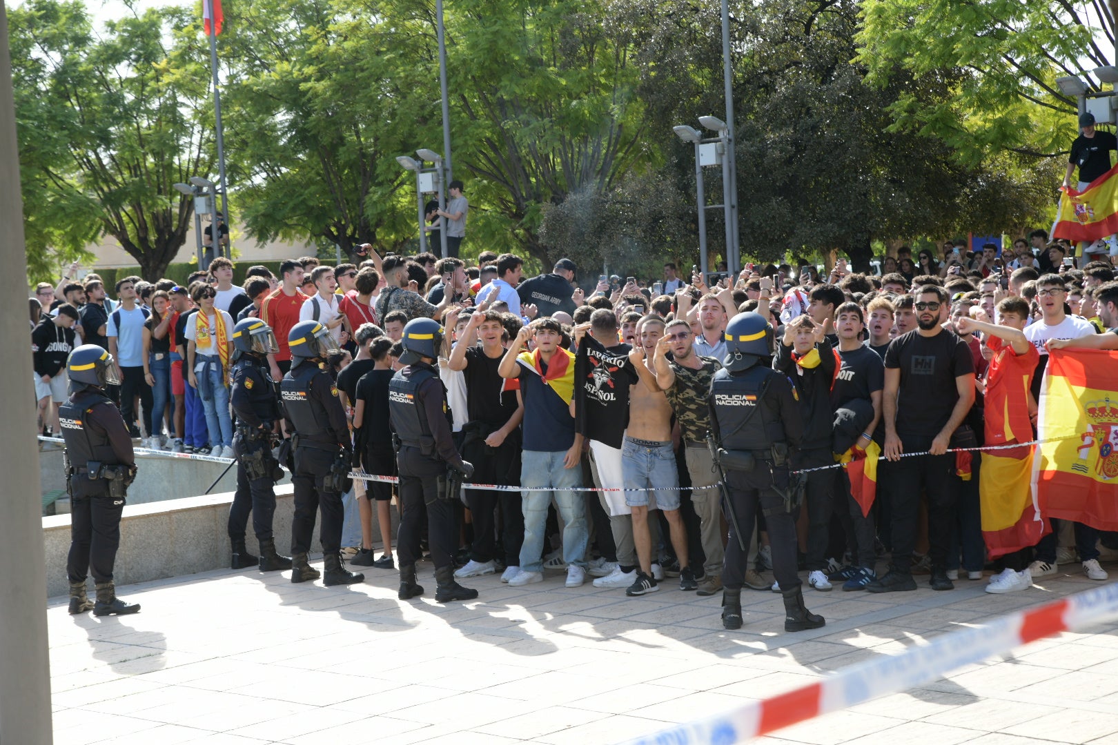 La tensión por la visita de Vito Quiles a la UA, en imágenes