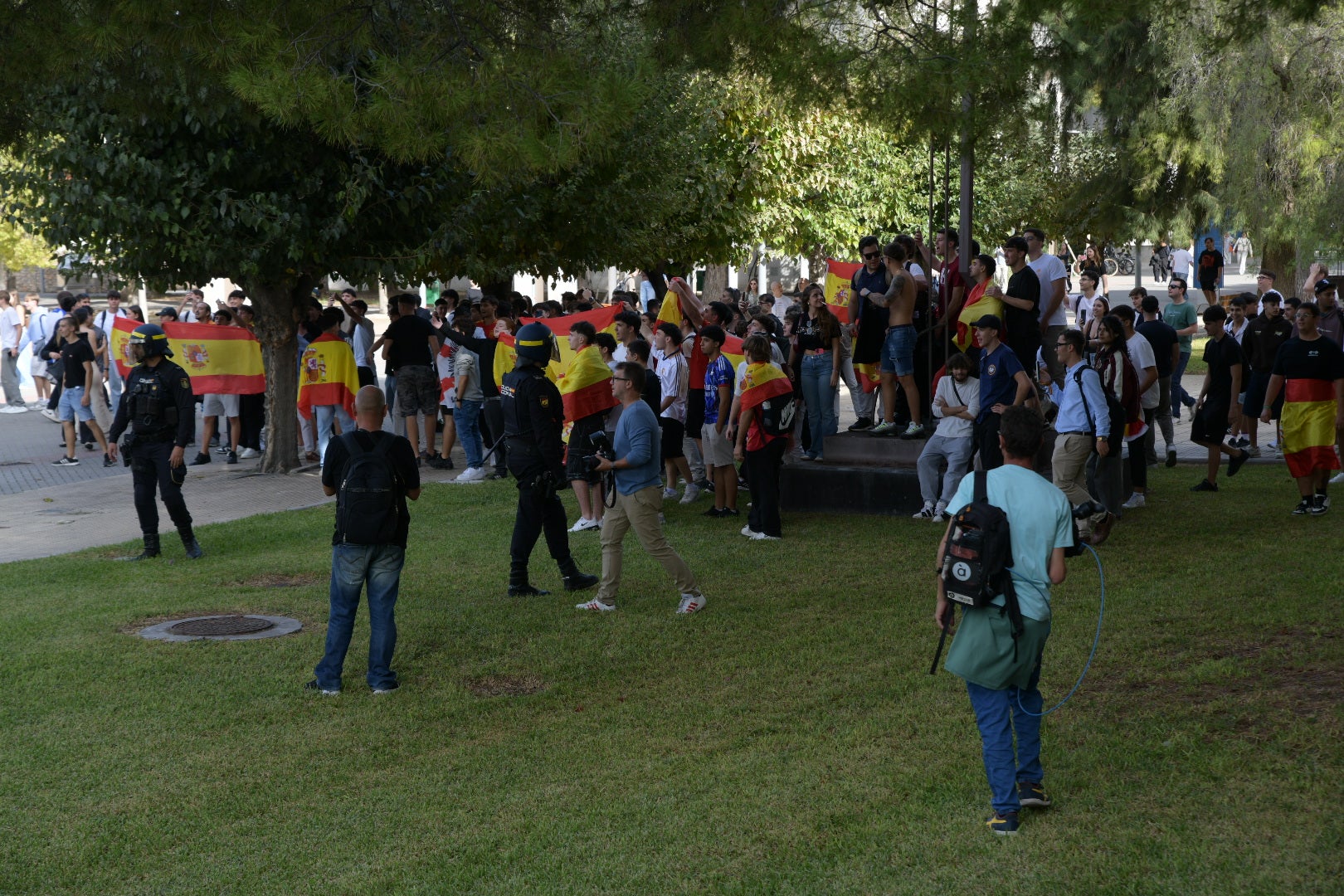 La tensión por la visita de Vito Quiles a la UA, en imágenes