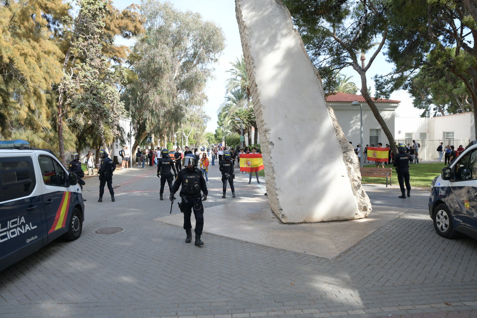 La tensión por la visita de Vito Quiles a la UA, en imágenes