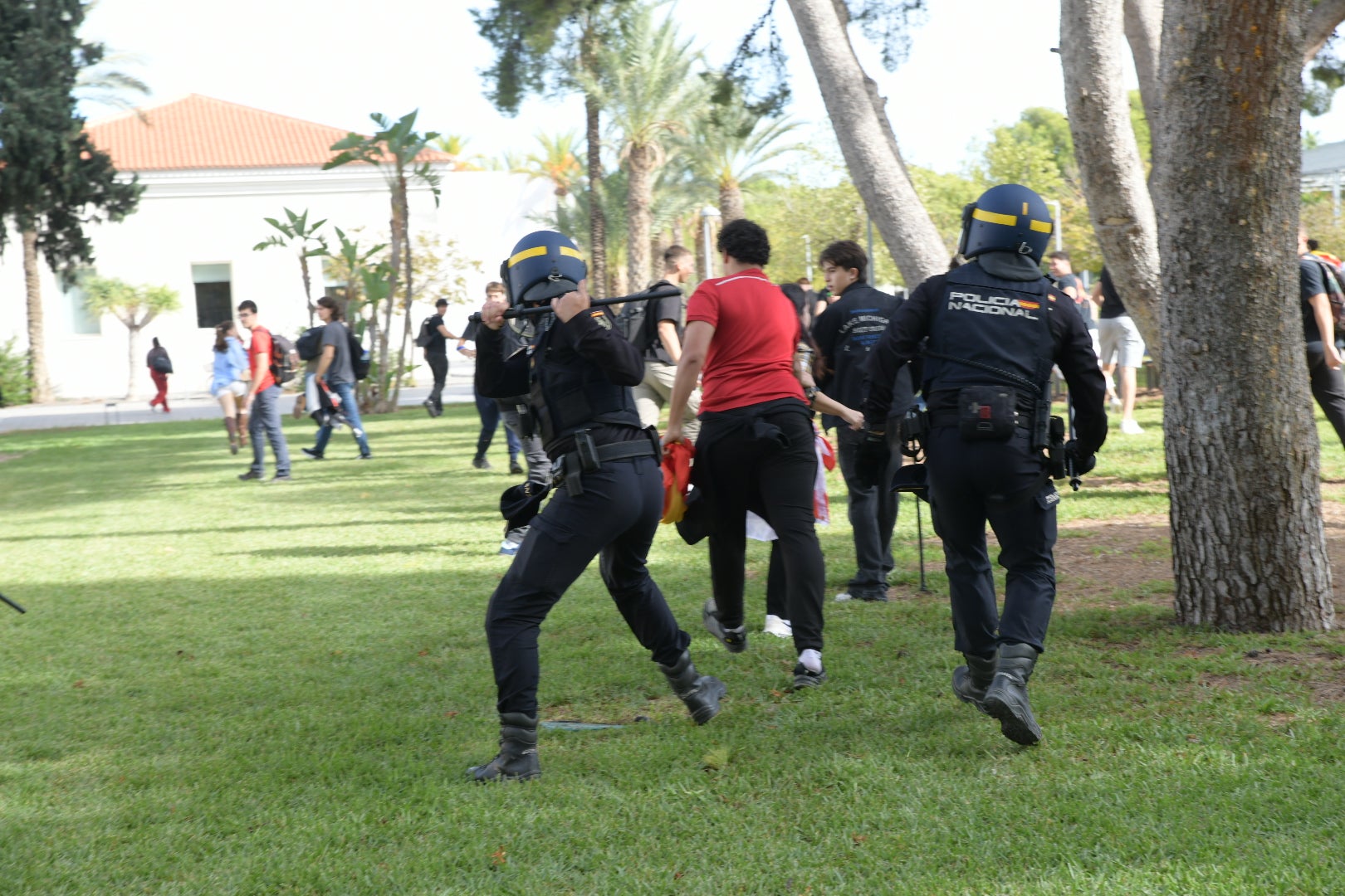 La tensión por la visita de Vito Quiles a la UA, en imágenes