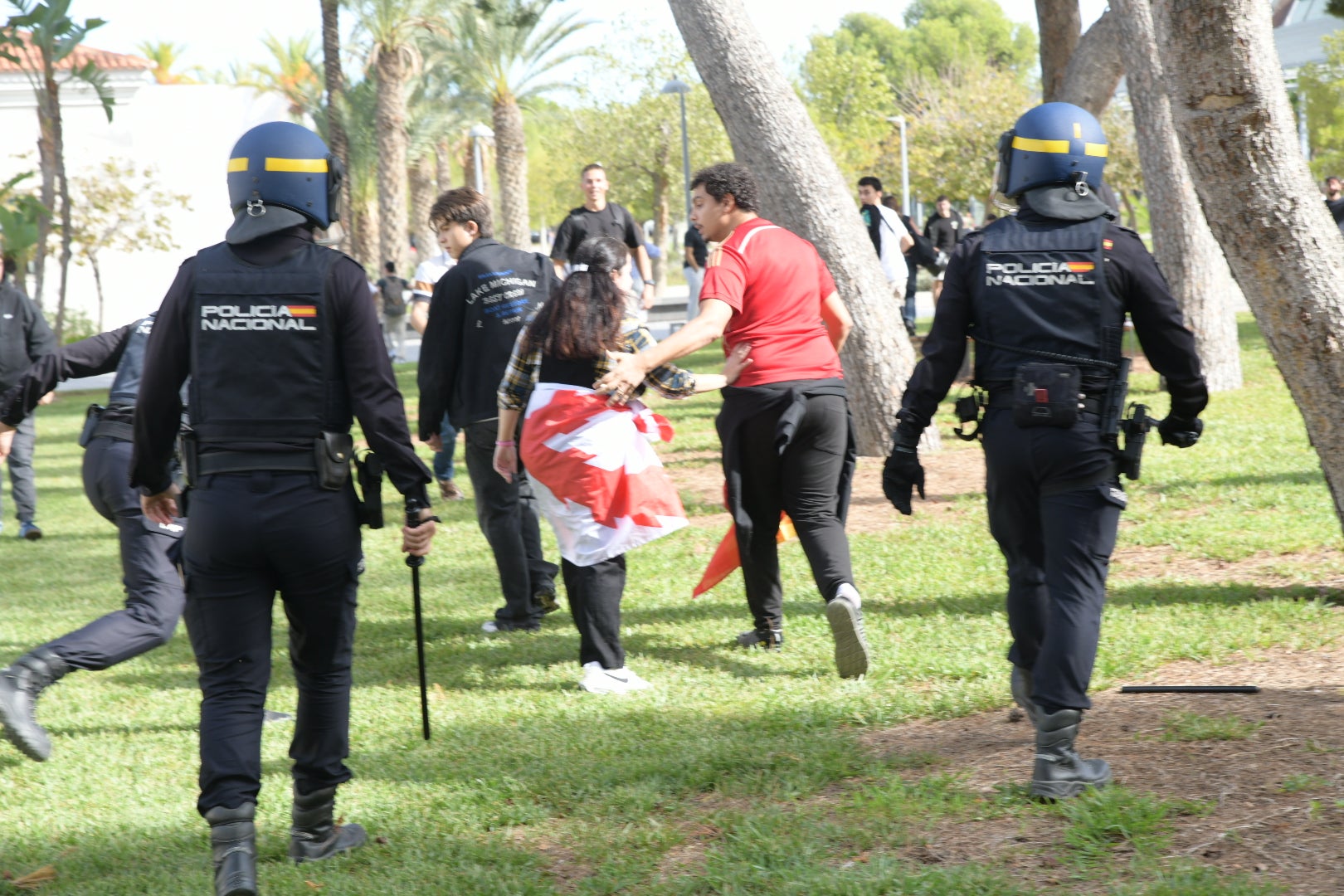 La tensión por la visita de Vito Quiles a la UA, en imágenes