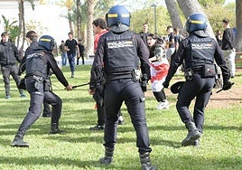 La tensión por la visita de Vito Quiles a la UA, en imágenes