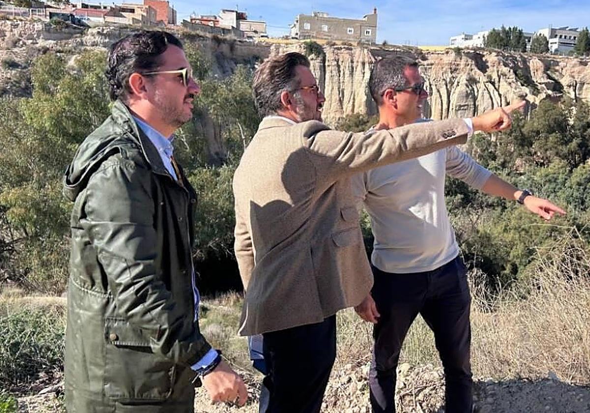 El alcalde Pablo Ruz y el concejal Claudio Guilabert durante su visita a las obras de la Acequia Mayor del Pantano.