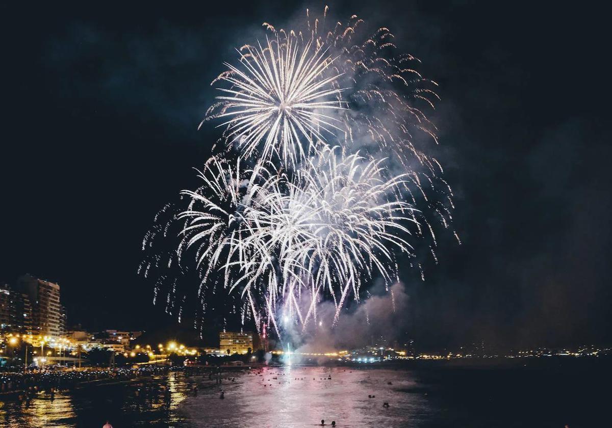 Imagen principal - Alicante busca nuevo sitio para los fuegos de Hogueras tras descartar la playa del Cocó