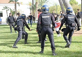 La Policía Nacional carga contra manifestantes durante la visita de Vito Quiles a la UA.