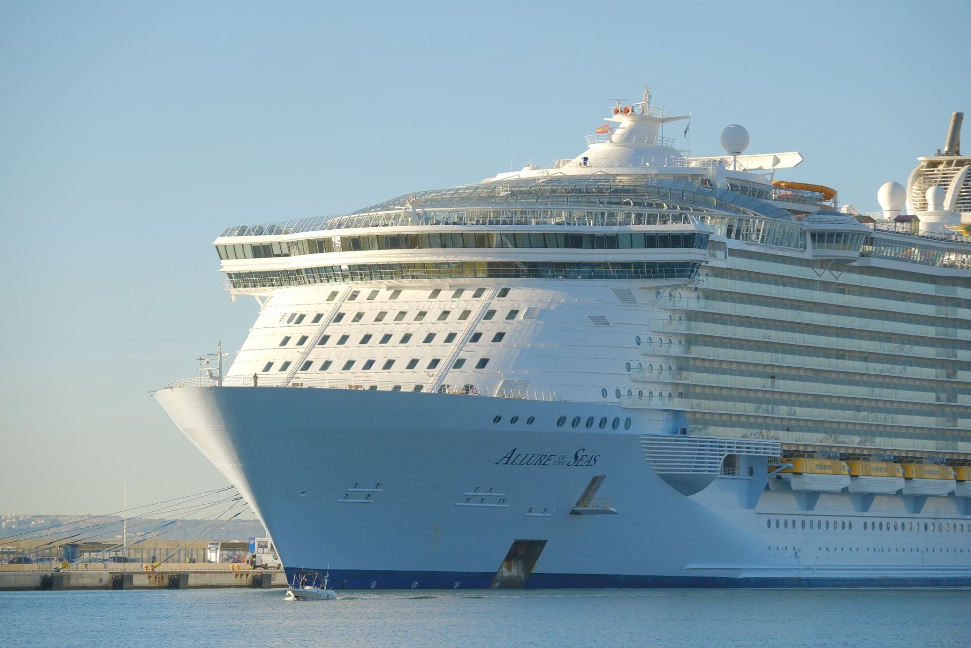 Imagen principal - Atraca en el puerto de Alicante uno de los mayores cruceros del mundo: así es el &#039;Allure of the Seas&#039;