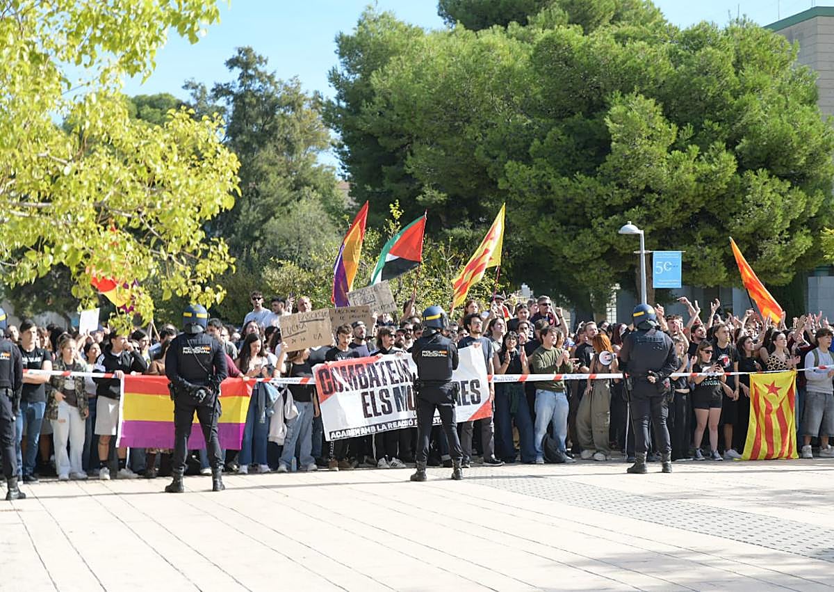 Imagen secundaria 1 - Vito Quiles llega a la Universidad de Alicante en medio de cánticos e insultos en una Facultad dividida