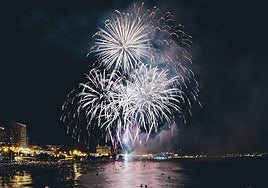 Concurso de fuegos en la playa del Cocó.