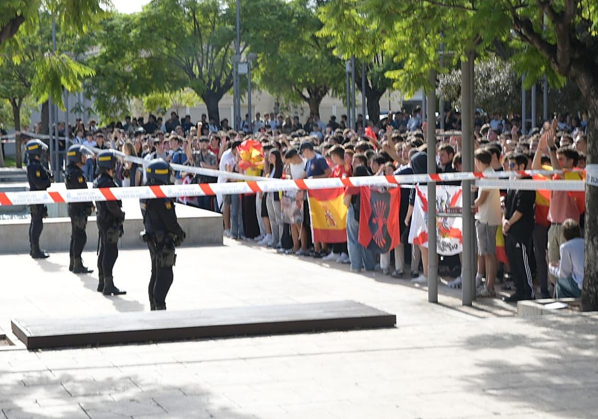 Imagen principal - Vito Quiles llega a la Universidad de Alicante en medio de cánticos e insultos en una Facultad dividida