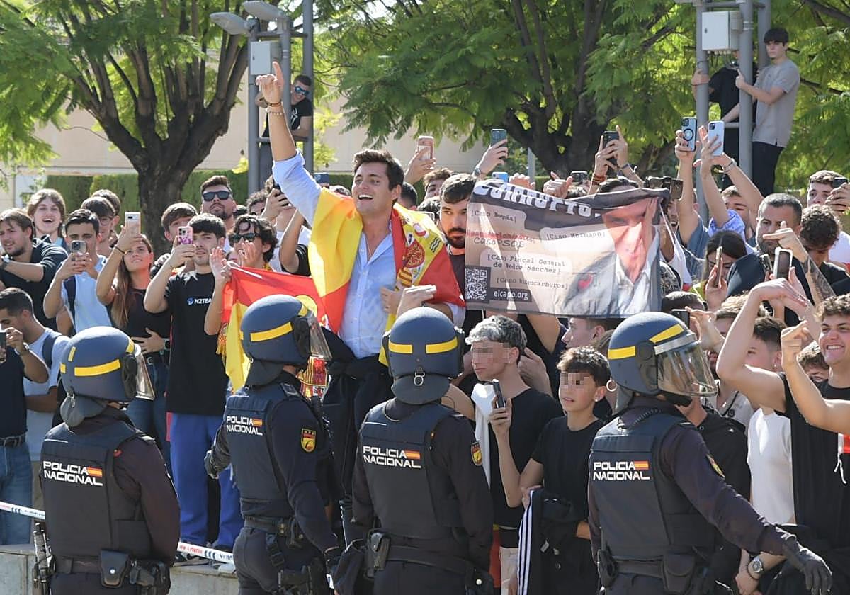 Imagen principal - Vito Quiles llega a la Universidad de Alicante en medio de cánticos e insultos en una Facultad dividida