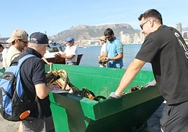 Voluntarios del movimiento SAVE durante la jornada de limpieza en Calp.