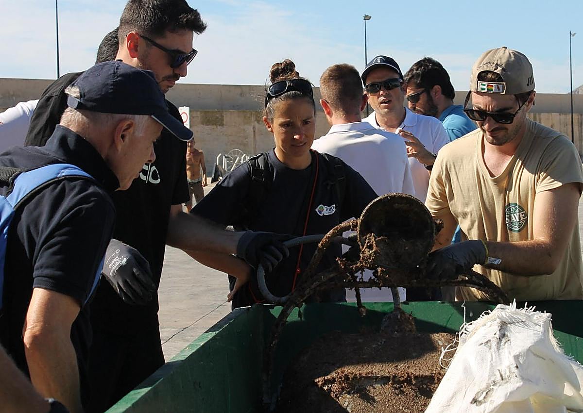 Imagen secundaria 1 - Participantes de las Jornadas SAVE durante la acción ambiental en el Peñón de Ifach de Calp.
