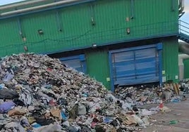 Restos en el exterior de la planta.