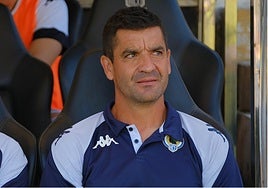 Rubén Torrecilla, en el banquillo del Rico Pérez.