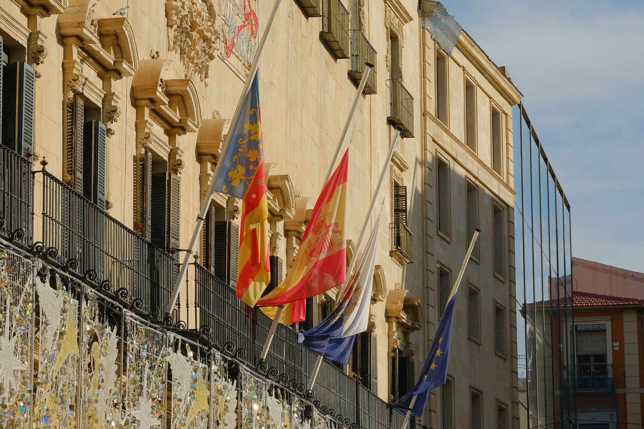 Banderas a media asta en Alicante.