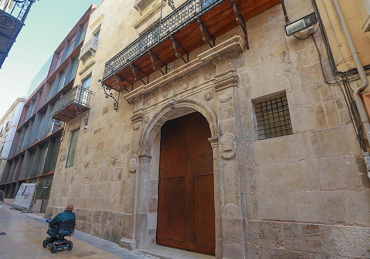 Main entrance to Alicante's Centro 14.