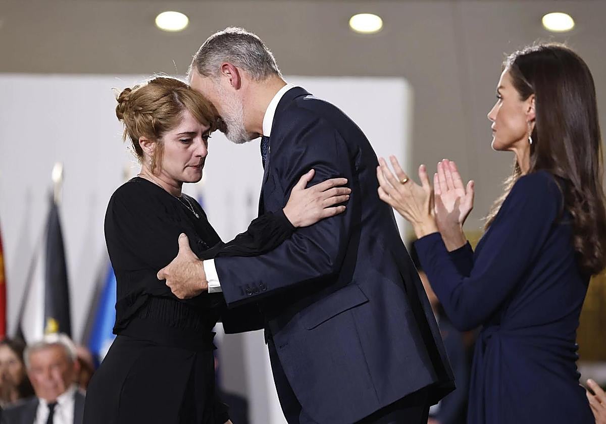 Virginia Ortiz Riquelme, a relative of the victims of the floods in Letur (Albacete), receives condolences from King Felipe VI and Queen Letizia.