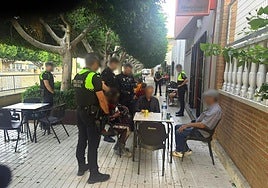 Efectivos policiales durante el operativo.