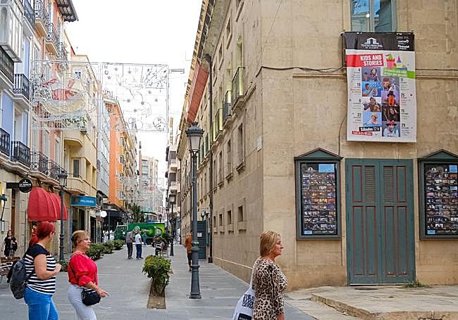 Side facade of the Principal Theatre, facing Castaños.