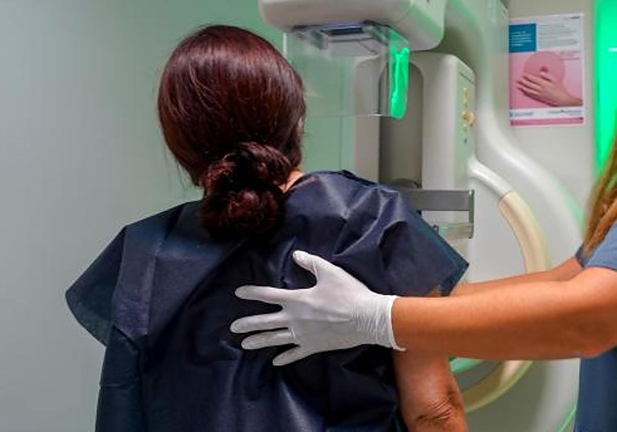 Una paciente durante una mamografía.