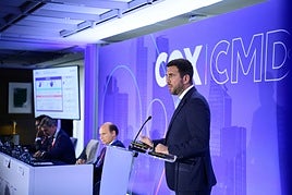 El presidente ejecutivo de Cox, Enrique Riquelme, durante una presentación.