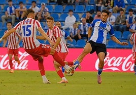 Unai Ropero disputa el balón frente al Atlético Madrileño.
