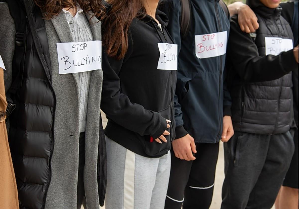 Imagen principal - La Policía investiga un presunto caso de acoso escolar a un menor de 12 años en un colegio de Alicante