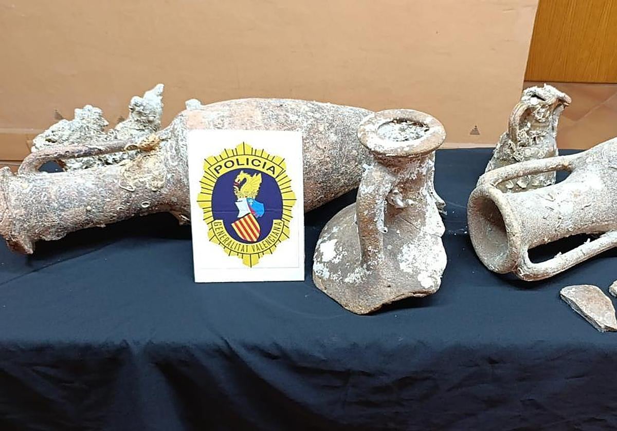 Amphorae and archaeological remains seized by the Police.