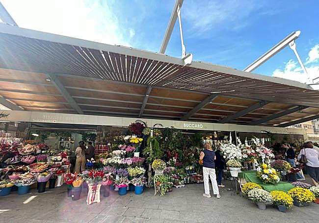 Puestos de flores en el Mercado Central de Alicante.