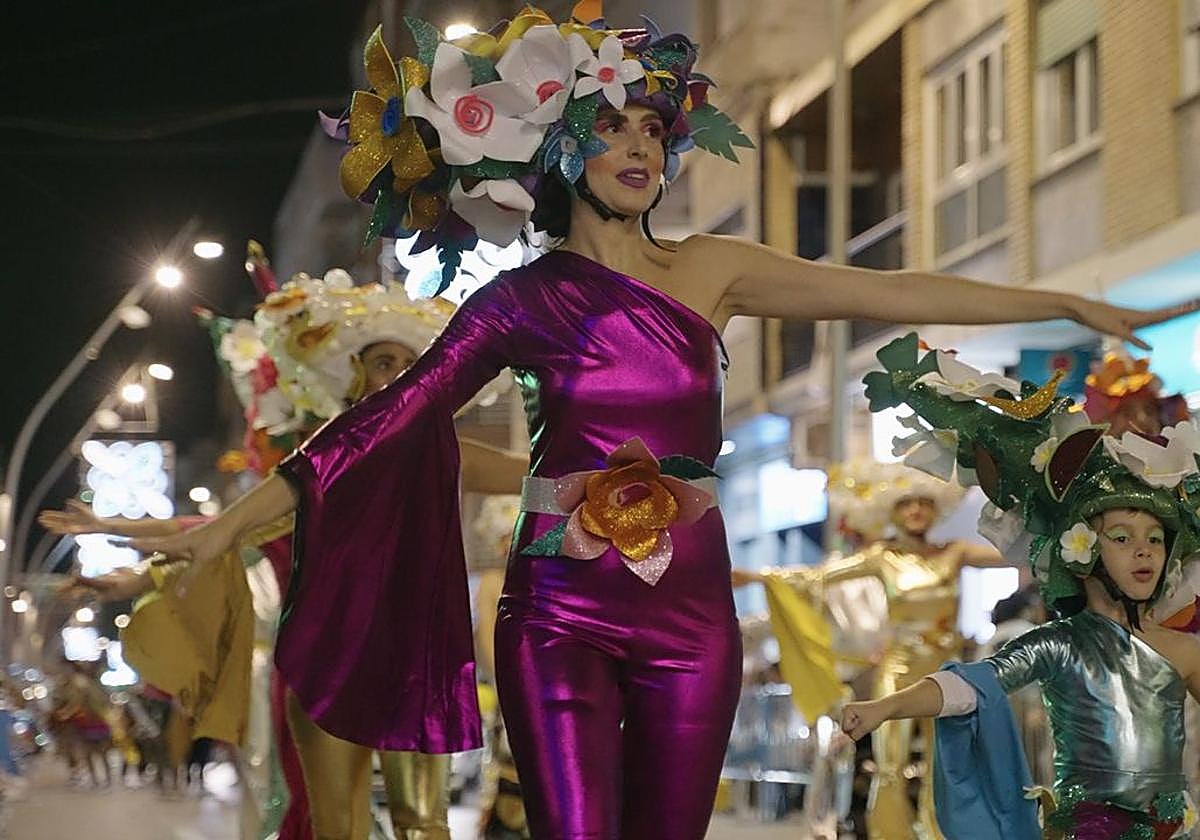 Gran desfile de carrozas y disfraces en Pilar de la Horadada.